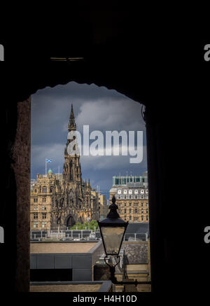 Vista del Monumento a Walter Scott in Princes Street, Edimburgo, Scozia Foto Stock