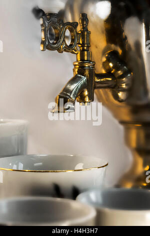 Il russo teiera con fontana e tazze di vista frontale di russo teiera con fontana e una serie di tazze da tè Foto Stock