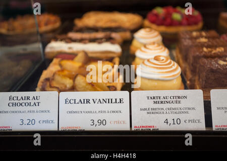 Patiserie locale a Parigi che mostra la tipica pasticceria francese Foto Stock