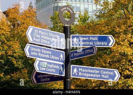 Cross Street multi-direzione finger-post segni e il centro di Manchester, Regno Unito Foto Stock