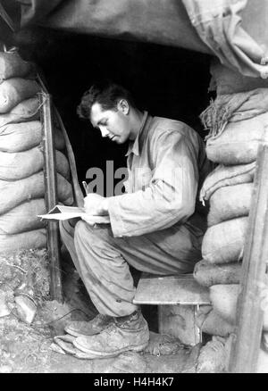 Soldato nordamericano PFC. Dwight Exe, con il 5° reggimento di cavalleria, scrive una lettera a casa durante una pausa nei combattimenti lungo la parte anteriore con la Corea del Nord durante la Guerra di Corea Novembre 15, 1951 in Corea. Foto Stock