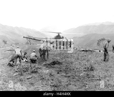 Stati Uniti Marines feriti nel corso dei combattimenti a Kari San Mountain sono evacuati in elicottero a una mescolanza unità per cure mediche durante la Guerra di Corea il 23 maggio 1951 in Corea. Foto Stock