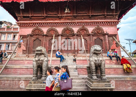 Le persone che hanno tempo libero sulla scala che conduce al tempio Shiva Parvati in Piazza Durbar Kathmandu. Foto Stock