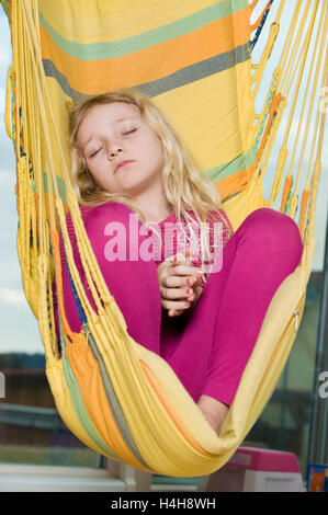 Ragazza dorme in Amaca sedia Foto Stock