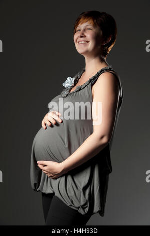 Felice donna in stato di gravidanza Foto Stock