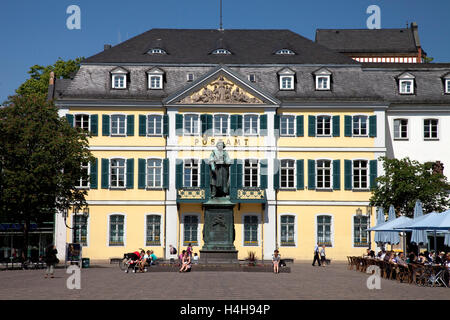 Ufficio postale, ex Fuerstenberg Palais, Beethoven, monumento, Muensterplatz square, Bonn, Renania, Renania settentrionale-Vestfalia Foto Stock