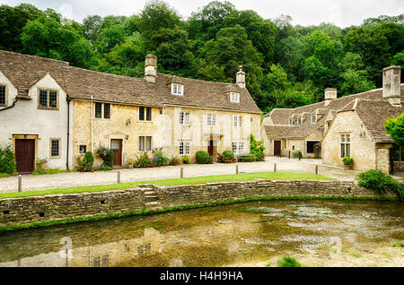 Per via navigabile attraverso il villaggio di Castle Combe nel Wiltshire, Inghilterra Foto Stock