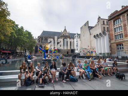 Parigi - 17 settembre 2014: La Fontana Stravinsky è una bizzarra fontana pubblica ornata con 16 opere di scultura. Foto Stock