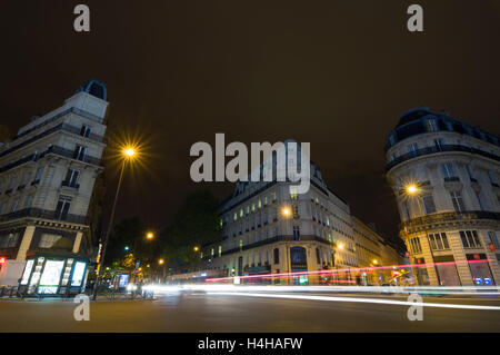 Parigi - 17 settembre 2014: vista notturna delle tipiche case francesi nei pressi della stazione della metropolitana Chaussee d'Antin - La Fayette, Paris Metro. Foto Stock