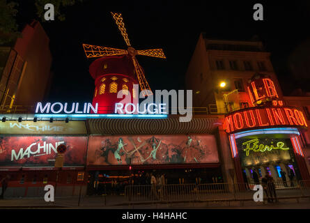 Parigi - Settembre 16, 2014: il Moulin Rouge a notte. Moulin Rouge o francese per il Mulino Rosso è un famoso cabaret e teatro. Foto Stock