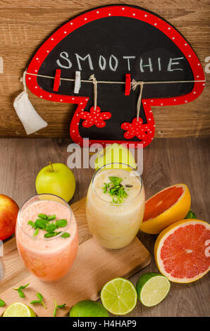 Fresco frullato di organico, calce con banana e grepfruit con il verde e il rosso apple Foto Stock