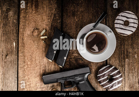 American police officer mattina, ciambelle, succo di frutta fresca, caffè nero e la sua pistola Foto Stock