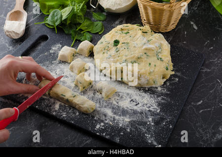 Realizzazione di in casa gnocchetti di spinaci, tutti fatti in casa, bio uova, bello e pulito per la cottura Foto Stock