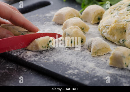 Realizzazione di in casa gnocchetti di spinaci, tutti fatti in casa, bio uova, bello e pulito per la cottura Foto Stock