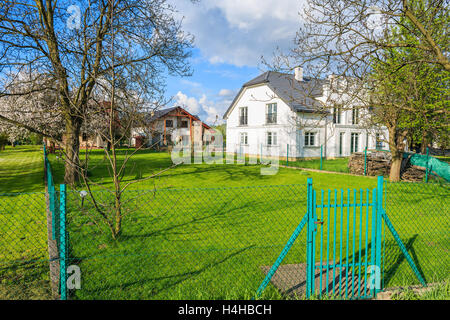 Cracovia in Polonia - 8 Maggio 2016: verde del giardino della casa di Lusso Cracovia, in Polonia. Persone abbienti costruire case di costosi nella zona Foto Stock