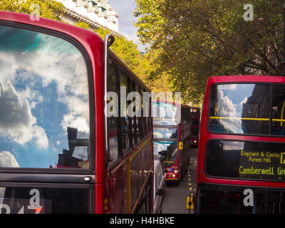 Gli autobus londinesi bloccato in un ingorgo Foto Stock