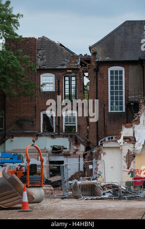 La demolizione di una vecchia casa di mattoni, Oxford, Regno Unito Foto Stock