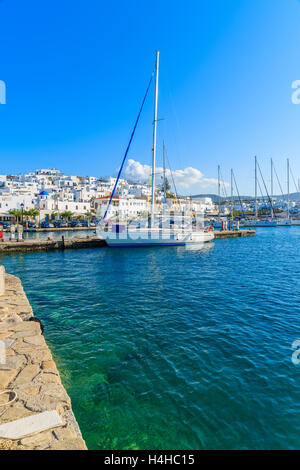 NAOUSSA PORTA, isola di paros - Maggio 17, 2016: barca a vela ormeggio nel porto di Naoussa sull isola di Paros, Cicladi Grecia. Foto Stock