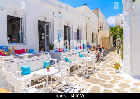 NAOUSSA VILLAGE, isola di paros - 18 Maggio 2016: una vista di strada con tipico cafe bar di Naoussa Village, isola di Paros, CICLADI Foto Stock