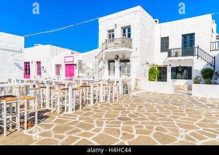 Quadrato con taverna edifici di Naoussa porta, isola di Paros, Grecia Foto Stock