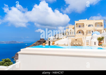 Isola di Santorini, Grecia - 22 Maggio 2016: una vista della caldera con hotel di lusso edifici, bianca tipica architettura di Imerovigli Foto Stock