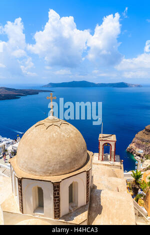 Cupola della chiesa nel bellissimo villaggio di Firostefani e vista mare - Santorini Island, Grecia Foto Stock