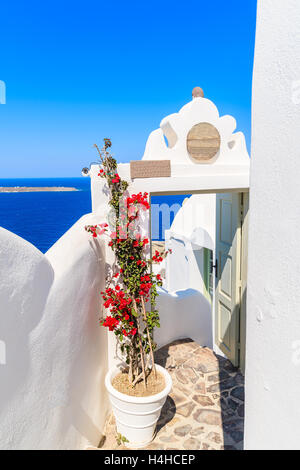 Ingresso al tipico ristorante nel villaggio di Oia con bellissima vista sul mare e sull'isola di Santorini, Grecia Foto Stock