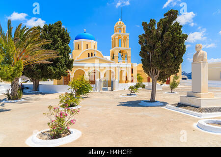Quadrato con bella chiesa nel villaggio di Oia, isola di Santorini, Cicladi Grecia Foto Stock