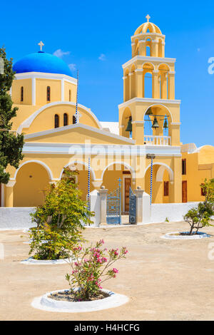 Bella chiesa nel villaggio di Oia, isola di Santorini, Cicladi Grecia Foto Stock