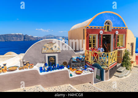 Villaggio di Oia - Santorini Island - 23 Maggio 2016: tipico greco negozi di souvenir e piccolo ristorante sulla strada del villaggio di Oia, Foto Stock