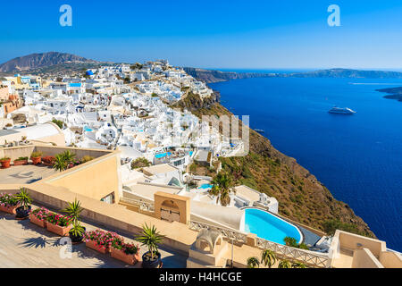 Vista del villaggio di Firostefani con il mare in fondo al tramonto - Santorini Island, Grecia Foto Stock