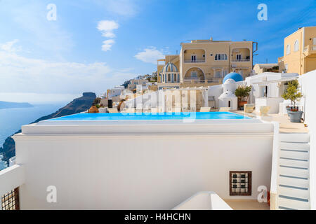 Una vista della caldera con hotel di lusso edifici, bianca tipica architettura di Firostefani villaggio sull isola di Santorini, Grecia Foto Stock