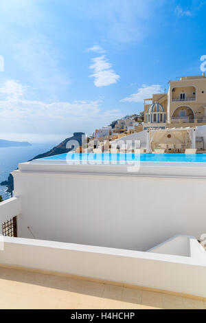 Una vista della caldera con hotel di lusso edifici, bianca tipica architettura di Imerovigli villaggio sull isola di Santorini, Grecia Foto Stock