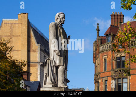 Architettura e costruzioni con statua di statista vittoriano e padre fondatore John Bright in Albert Square, Regno Unito Foto Stock