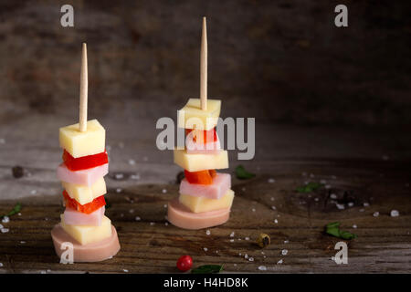 Il prosciutto, il formaggio e il pepe rosso antipasto con spezie su sfondo di legno Foto Stock