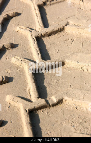 Tracce di pneumatici nella sabbia bagnata di un autocarro o trattore Foto Stock