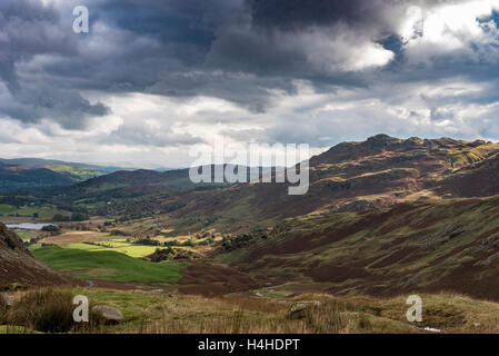 Guardando verso il basso sui piedi cadde Farm e poco Langdale dal Wrynose pass. Foto Stock