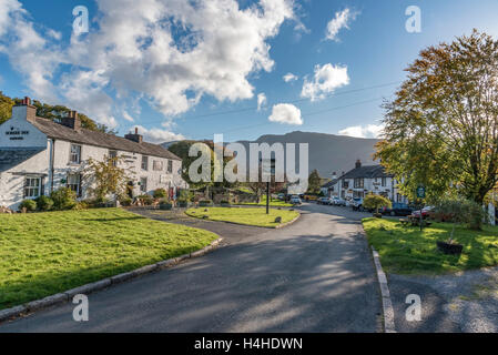 Il villaggio di Nether Wasdale. Il Lake District Cumbria North West England. I Ghiaioni Inn sulla sinistra e il filamento pub a destra Foto Stock