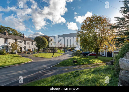 Il villaggio di Nether Wasdale. Il Lake District Cumbria North West England. I Ghiaioni Inn sulla sinistra e il filamento pub a destra Foto Stock