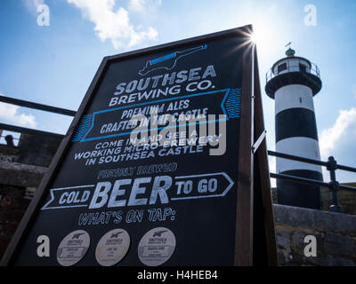 Southsea Brewing Company è una birreria artigianale situato in un vecchio munizioni storage camera entro le mura di difesa costiera fort costruito dal Re Enrico VIII nel 1544. Foto Stock