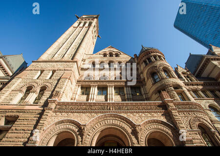 Downtown Toronto del vecchio Municipio prese su una mattina di sole. Foto Stock