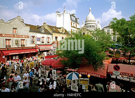 Vista in elevazione da Chez Eugene ristorante balcone su Place du Tertre con Cattedrale di Sacré Coeur al di là. Montmartre, Parigi, Francia Foto Stock