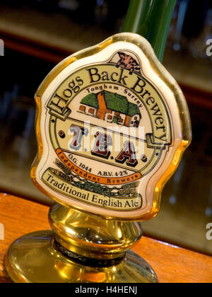 Ale inglese etichetta pompa "T.E.A.' birra tradizionale al Hogs Back Brewery in Tongham Surrey UK Foto Stock