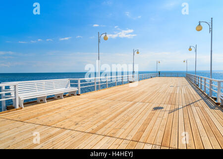 Un molo in legno in Jurata cittadina sulla costa del Mar Baltico, penisola di Hel, Polonia Foto Stock