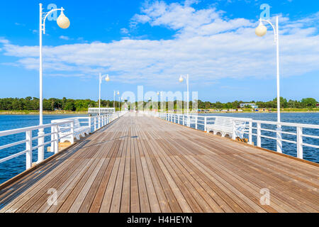 Un molo in legno in Jurata cittadina sulla costa del Mar Baltico, penisola di Hel, Polonia Foto Stock