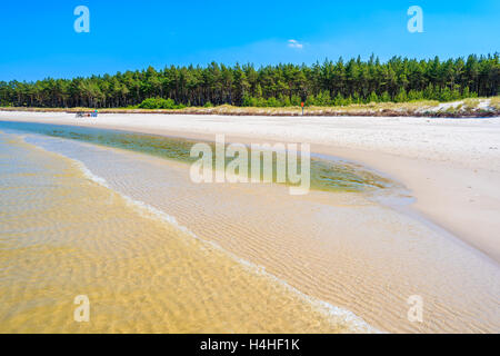 Le onde del mare sulla spiaggia di sabbia in Lubiatowo villaggio costiero, Mar Baltico, Polonia Foto Stock