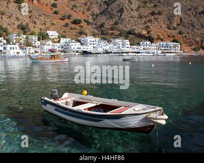 Una barca nel porto di Loutro a Creta in Grecia Foto Stock