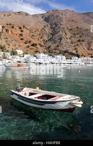 Una barca nel porto di Loutro a Creta in Grecia Foto Stock