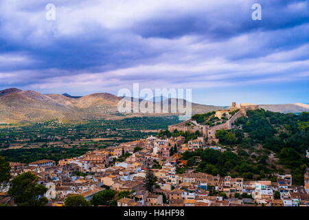 Il Castello di Capdepera su una verde collina, sull'isola di Mallorca, Spagna. Foto Stock