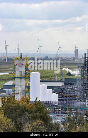 Ineos impianto chimico a Weston Point, Runcorn, con la Frodsham wind farm su Frodsham paludi in background. Foto Stock